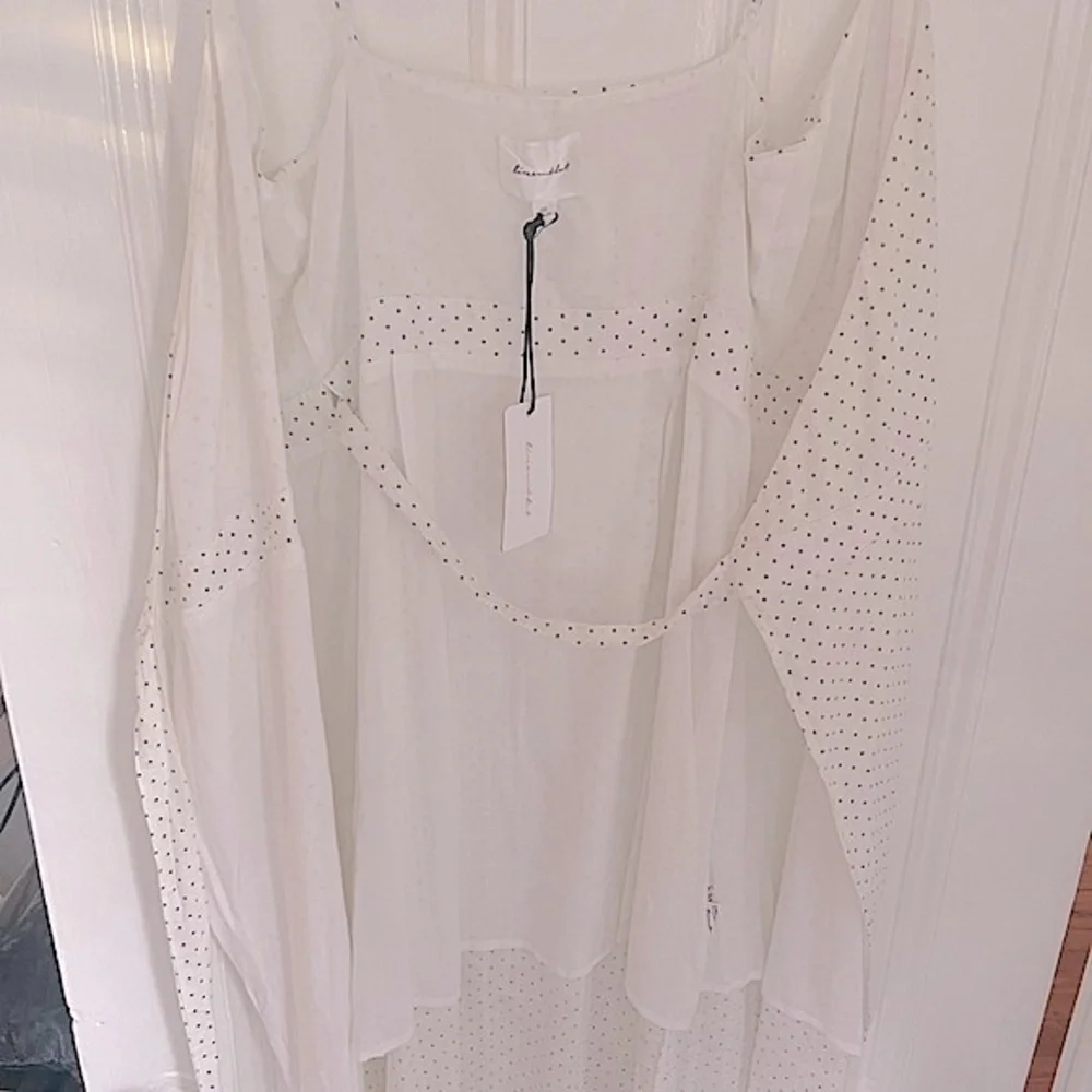NWT Revolve Line+ Dot Lillie Wrap MIDI in White w/ Gray polka dots - XS - Picture 10 of 12
